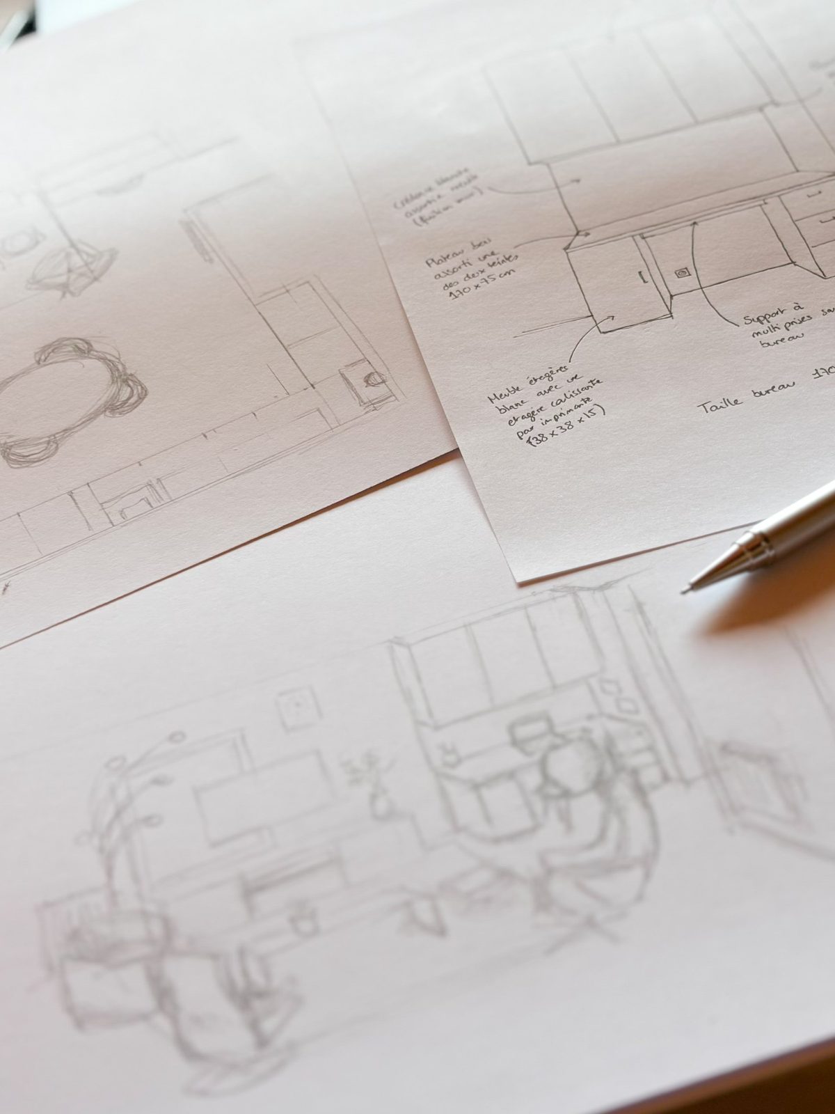 Croquis au crayon de plusieurs pistes d'aménagement d'un bureau à Saint-Martin-d'Uriage