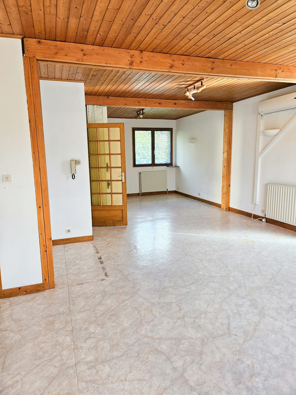 Rez-de-chaussée d'une ancienne maison médicale avant travaux à Eybens