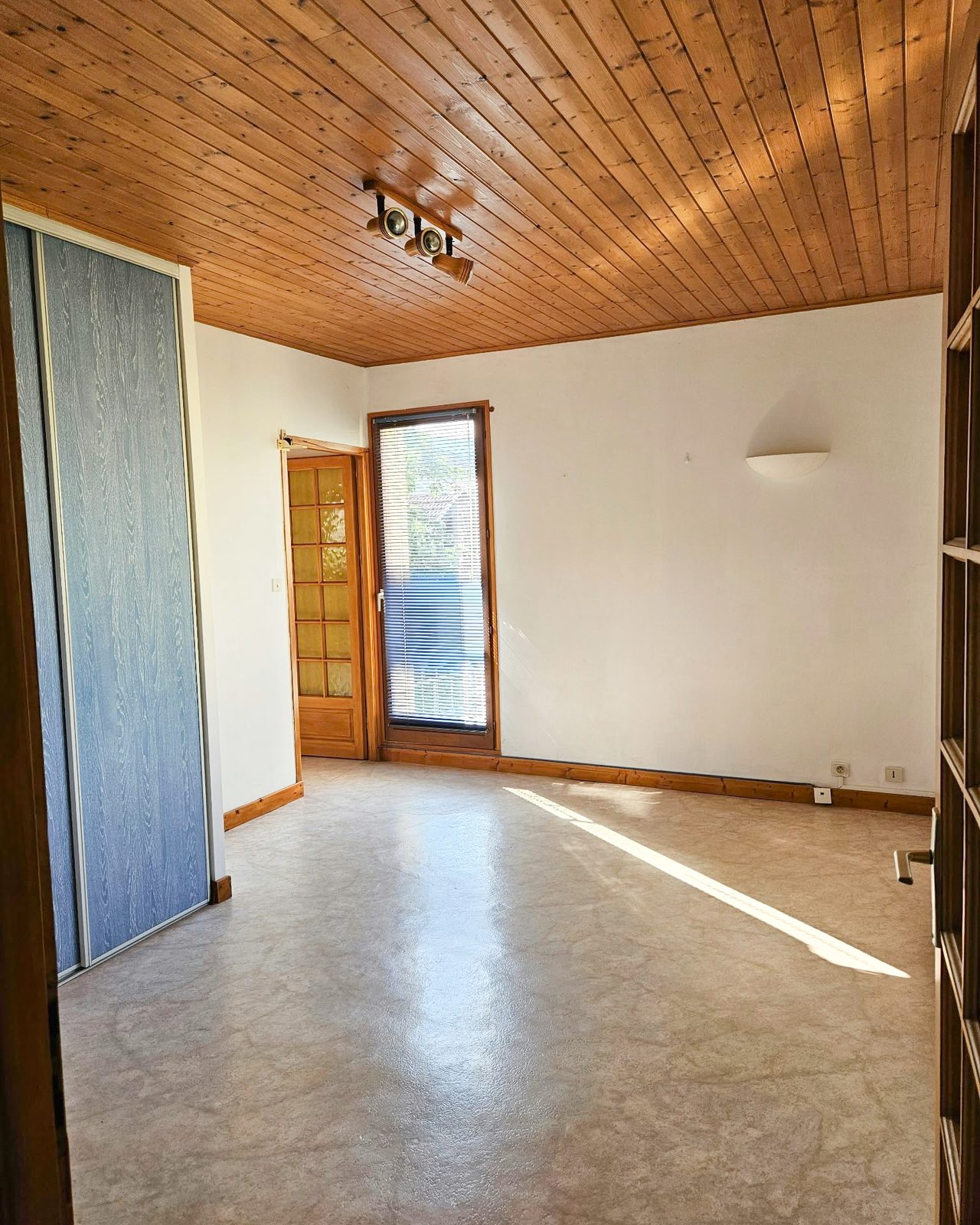 Pièce avec plafond en lambris avant transformation en habitation à Eybens