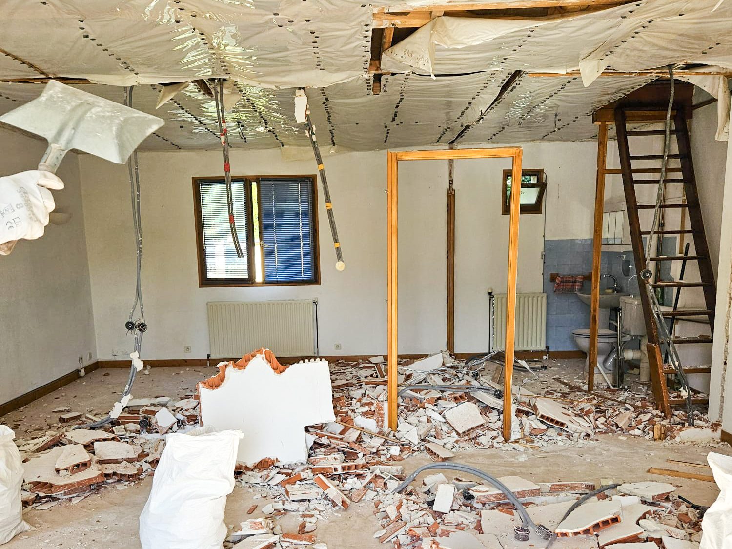 Dépose des cloisons dans le rez-de-chaussée d'une maison à Eybens