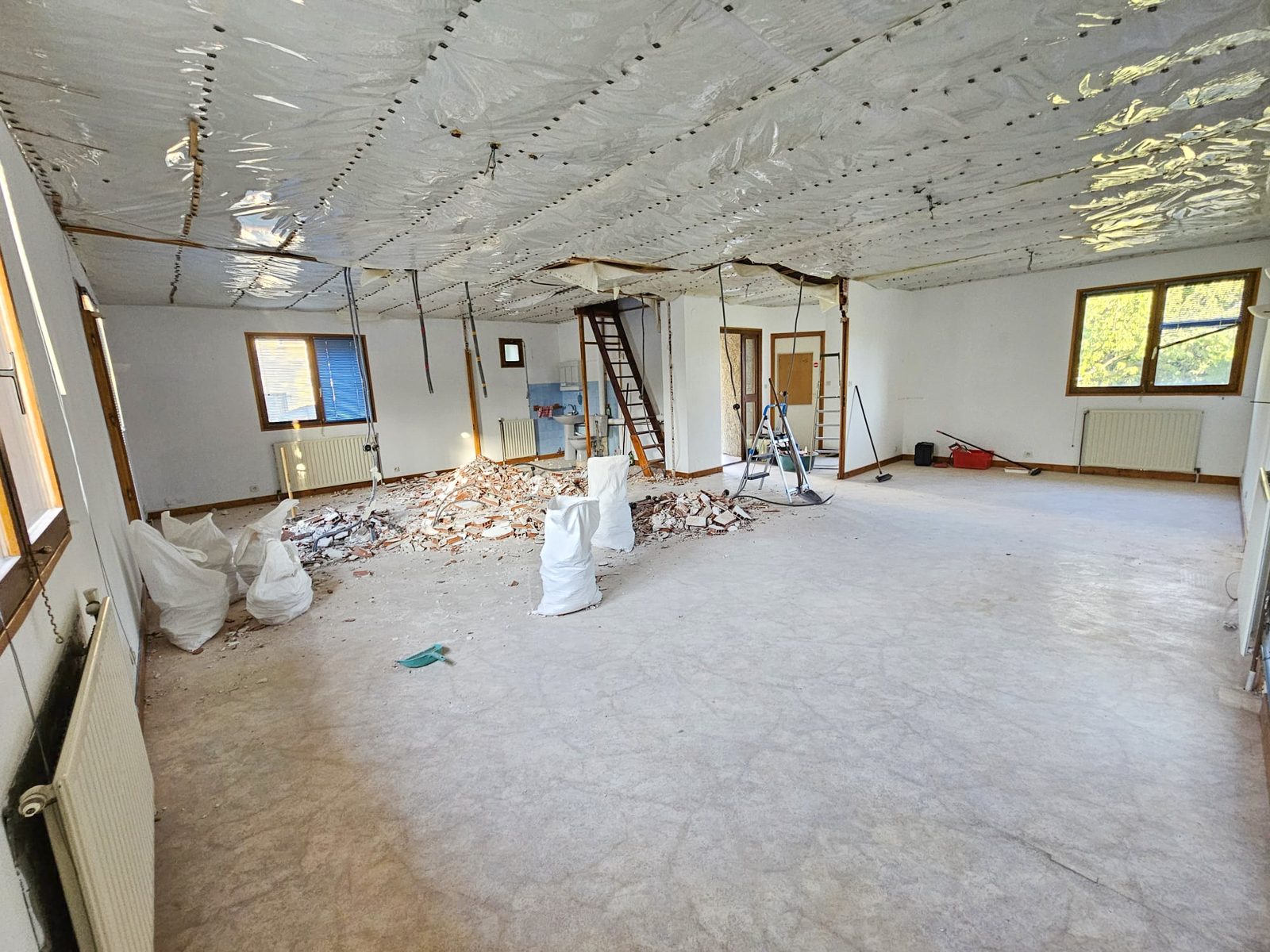 Chantier de dépose des faux plafonds d'une maison à Eybens