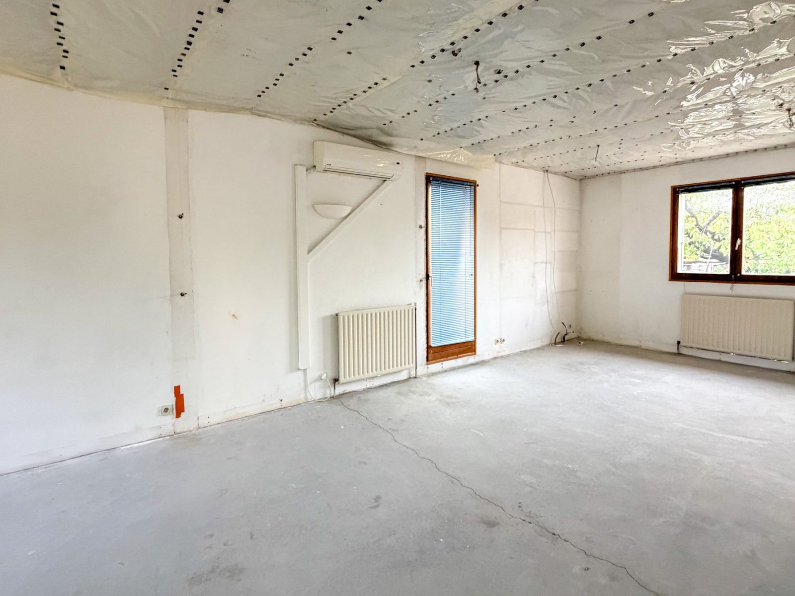 Rez-de-chaussée pendant les travaux de dépose des cloisons et des faux plafonds à Eybens